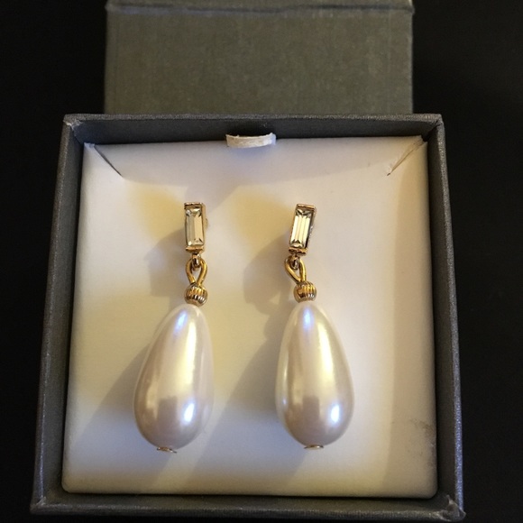 Jewelry - Pearl earrings gorgeous new in box